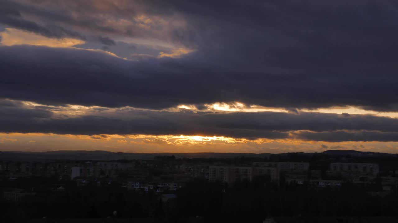 밤하늘의 구름과 함께 시간의 흐름