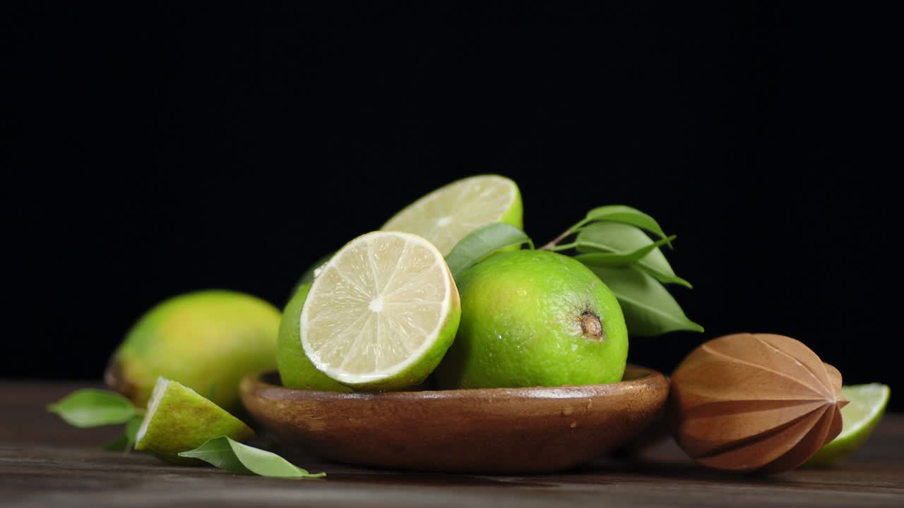 la cal madura en el plato con las hojas gira lentamente.