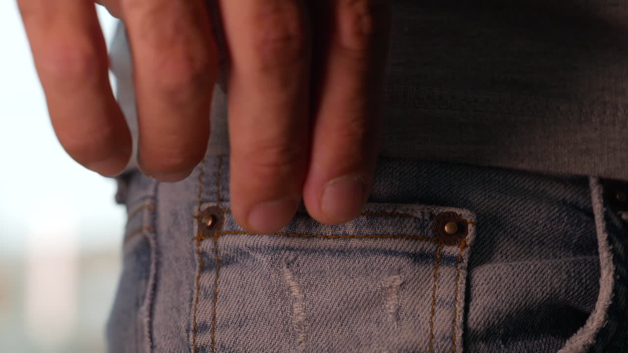 una moneda física de ethereum que se coloca en un