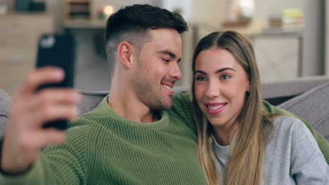 Cara-Graciosa,-Amor-Y-Una-Pareja-Para-Un-Selfie-En-Casa