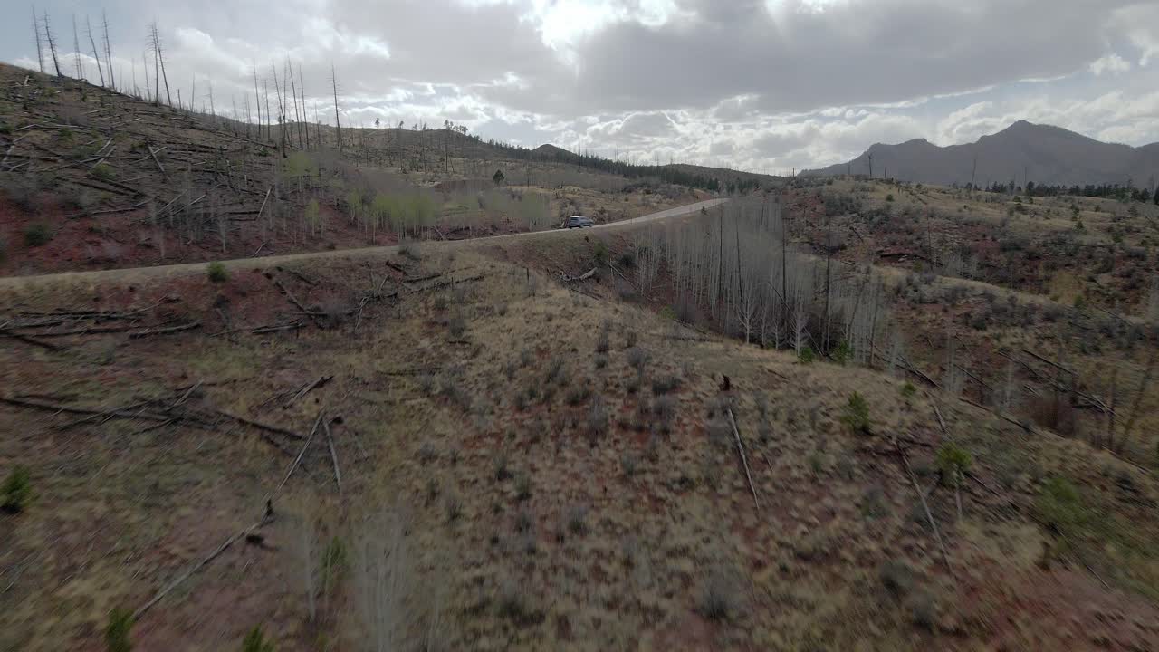 vista aérea de un vehículo que conduce a lo largo de una carretera de montaña remota en el bosque nacional pike, montañas rocosas, colorado