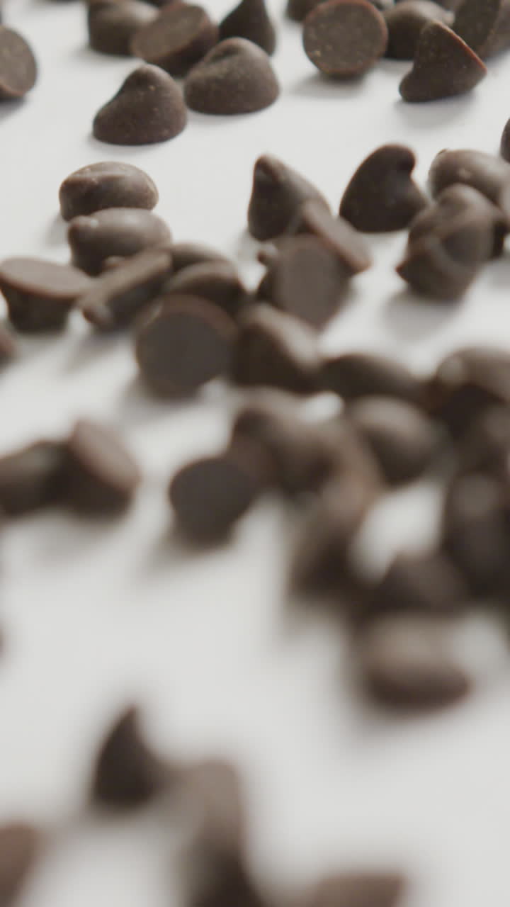 video de primer plano de varios trozos de chocolate sobre un fondo blanco