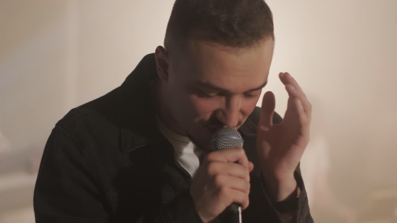 actuación en vivo de la banda con cantante, bajista, pianista, baterista y guitarrista