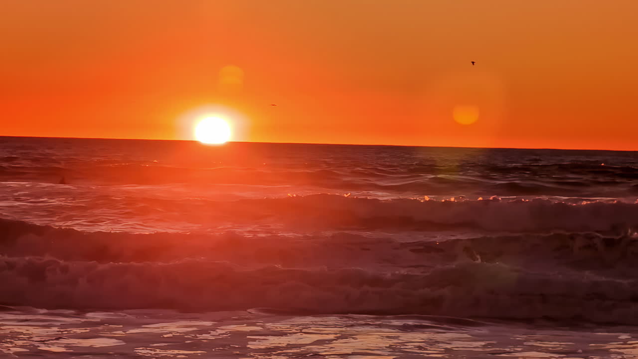 해가 지고, 해가 뜨고, 아름다운 자연, 밝은 오렌지색 하늘, 바다 위의 해, 바물.