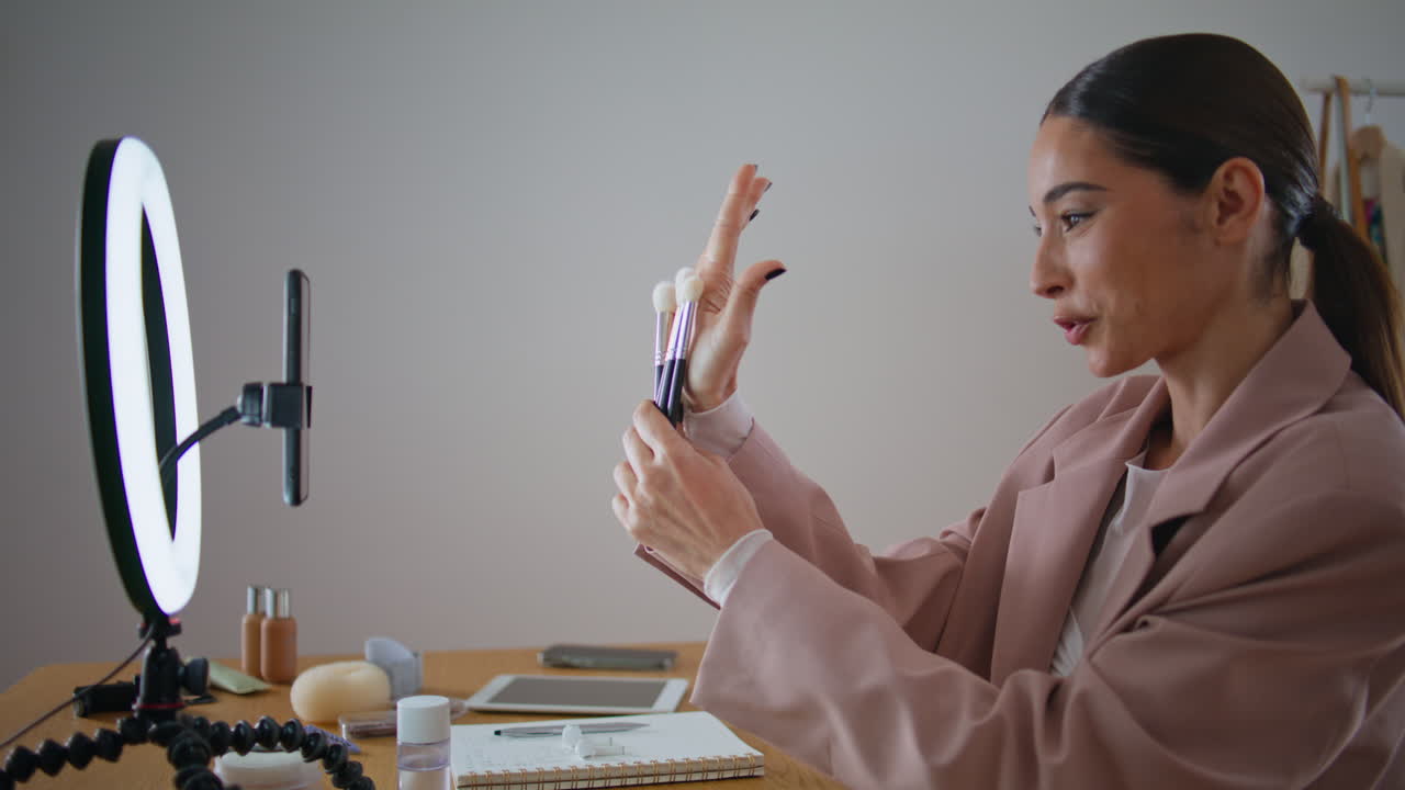 persona de los medios de comunicación emocionada hablando en internet vlog en casa. influencer streaming en línea