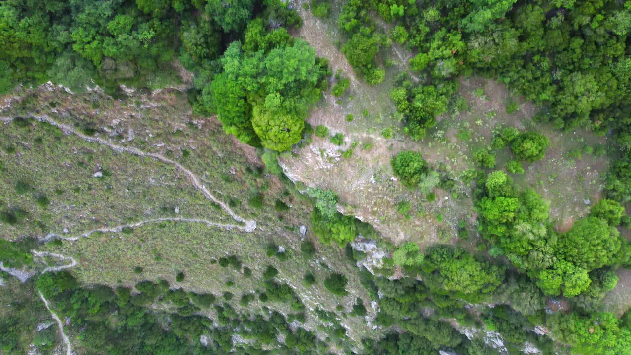 una increíble vista aérea del desfiladero de vikos y las montañas pindus en zagori, epirus, grecia