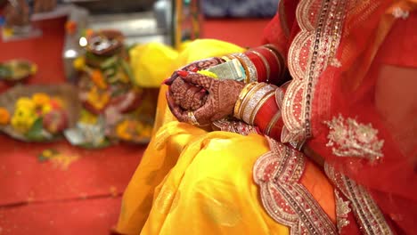 Toma-Cinematográfica-En-Cámara-Lenta-De-Una-Niña-India-Con-Sari-étnico-Durante-Una-Boda-Hindú-Tradicional-En-India