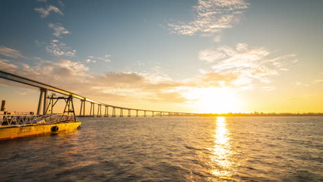 Hermoso-Día-A-La-Noche-Del-Atardecer-Timelapse-Con-El-Barco-De-La-Marina-Pasando