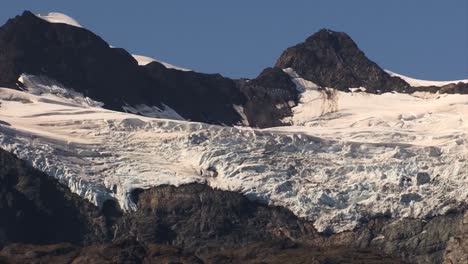 Reste-Eines-Einst-Großen-Gletschers-Zwischen-Den-Bergen-Alaskas