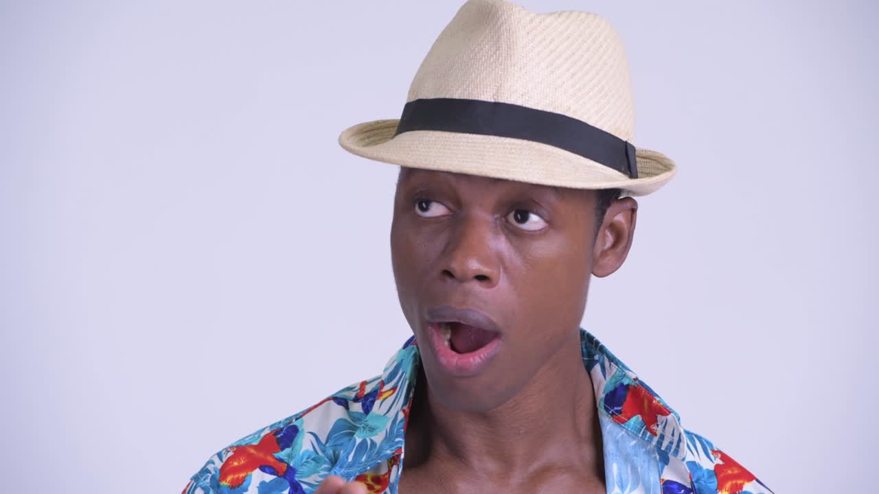 joven y guapo turista africano listo para las vacaciones