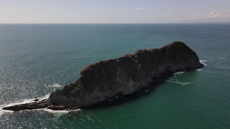 Drohnenansicht-Nähert-Sich-Einer-Felsformation-Mitten-Im-Meer