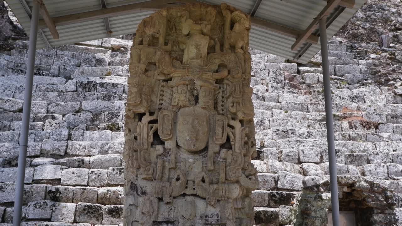 코판에서 초기 마야 통치자의 돌 조각 초상화