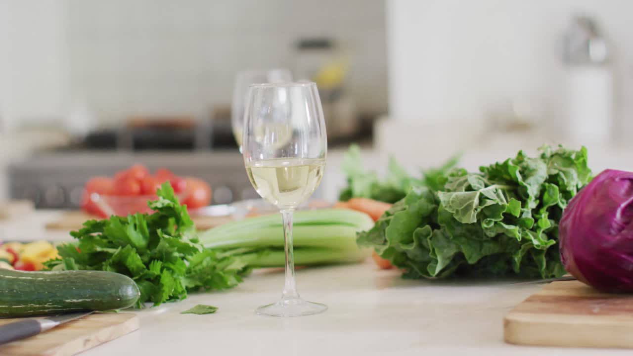 부 ⁇  카운터  ⁇ 에  ⁇  와인과 신선한 채소의 잔, 느린 움직임