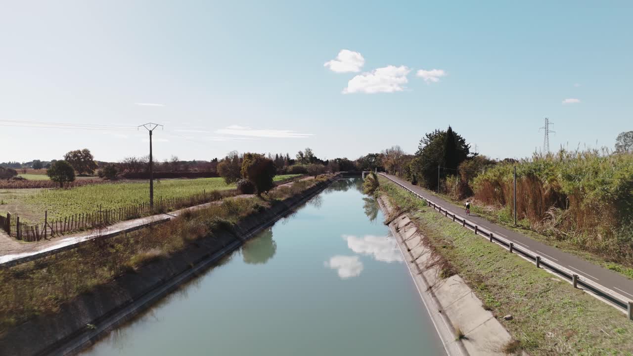una fotografía aérea de un ciclista en bicicleta a lo largo de una vía verde en montpellier