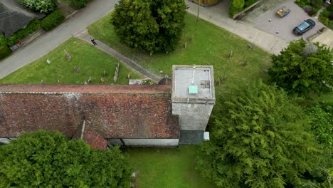 una bandeja de arriba hacia abajo de la iglesia de santa margarita de antioquía en womenswold, con el cementerio a la vista
