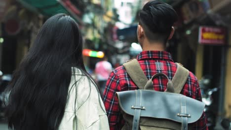 vista de mano de una pareja caminando por la calle vietnamita