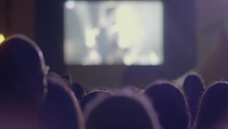 en msu moscú en un concierto estamos juntos del grupo musical kino multitud de personas miran la escena y aplauden por encima de la cabeza
