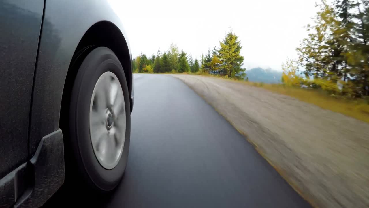 conducir un coche en el camino del campo 4k