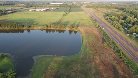 Eine-Drohnenaufnahme-Einer-Erstaunlichen-Landschaft-Eines-Wunderschönen-Sees-Mit-Kristallklarem-Grünem-Wasser-Und-Perfektem-Blauem-Himmel