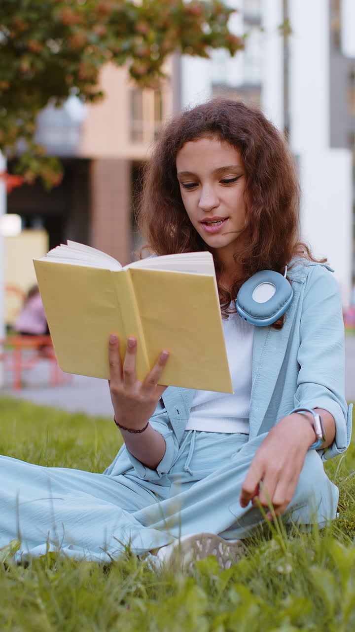 niña preadolescente relajándose libro interesante volviendo páginas sonriendo disfrutando de la literatura descansando