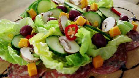 Carne-Y-Ensalada-En-Plato-De-Madera