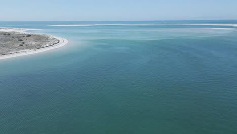 Szenische-Aufnahme-Des-Horizonts-An-Einem-Sonnigen-Tag-An-Einem-Ruhigen-Und-Entspannten-Europäischen-Strand