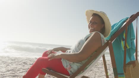 Porträt-Eines-Lächelnden-älteren-Afroamerikanischen-Mannes,-Der-Auf-Einer-Sonnenliege-Am-Sonnigen-Strand-Liegt