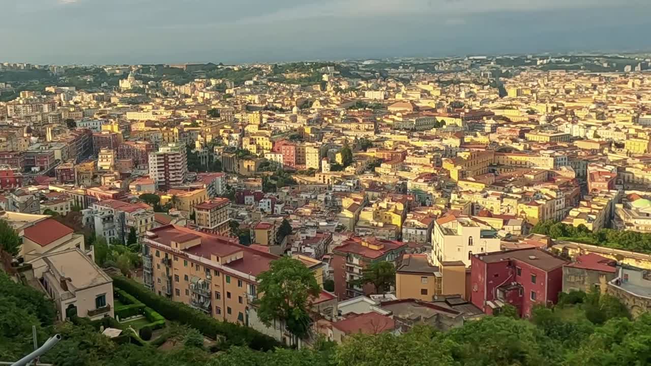 경치 좋은 전망대 에서 볼 수 있는 넓은 도시 풍경