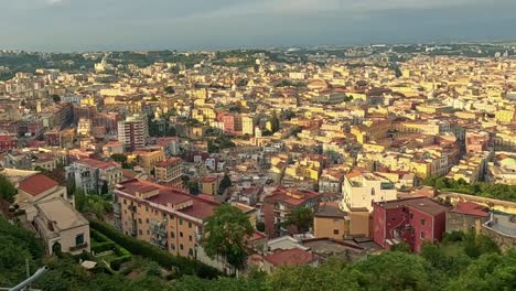 vista expansiva de la ciudad desde un mirador panorámico
