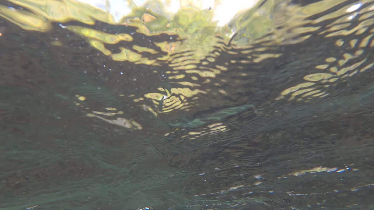 el filtrado de la luz solar crea patrones submarinos inusuales en