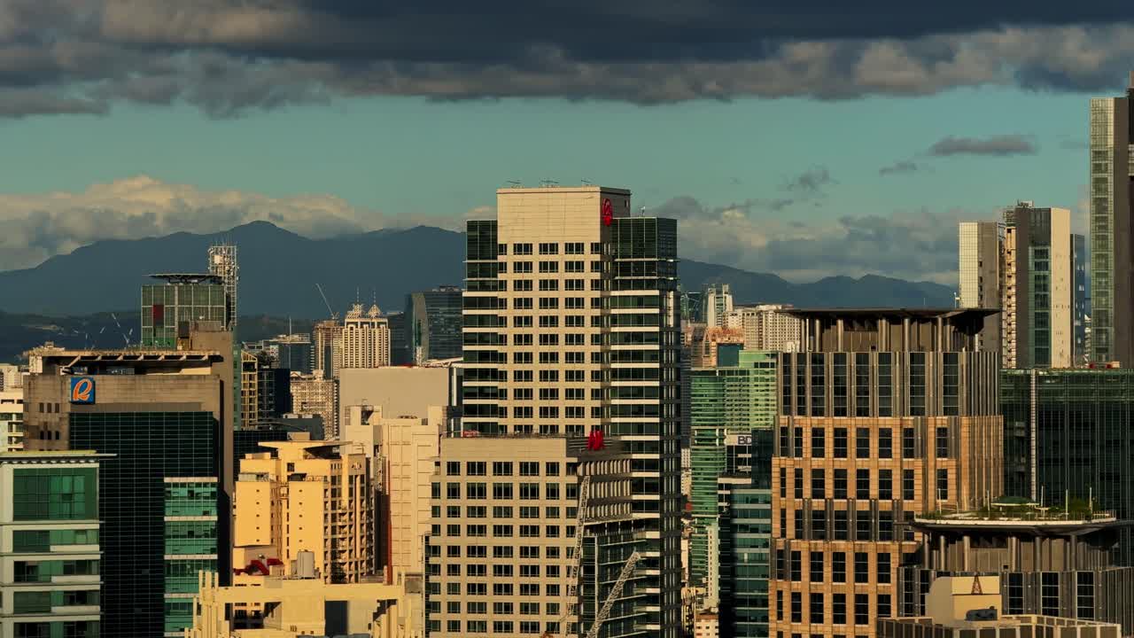 Veduta aerea diurna del distretto finanziario di Manila che evidenzia gli edifici commerciali e l'attività economica.