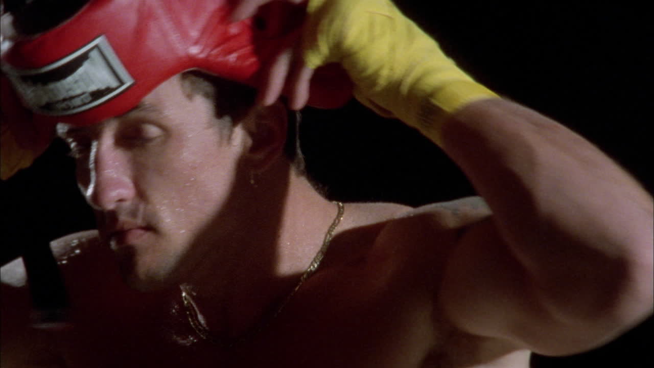 복서가 헤드 기어를 착용하다