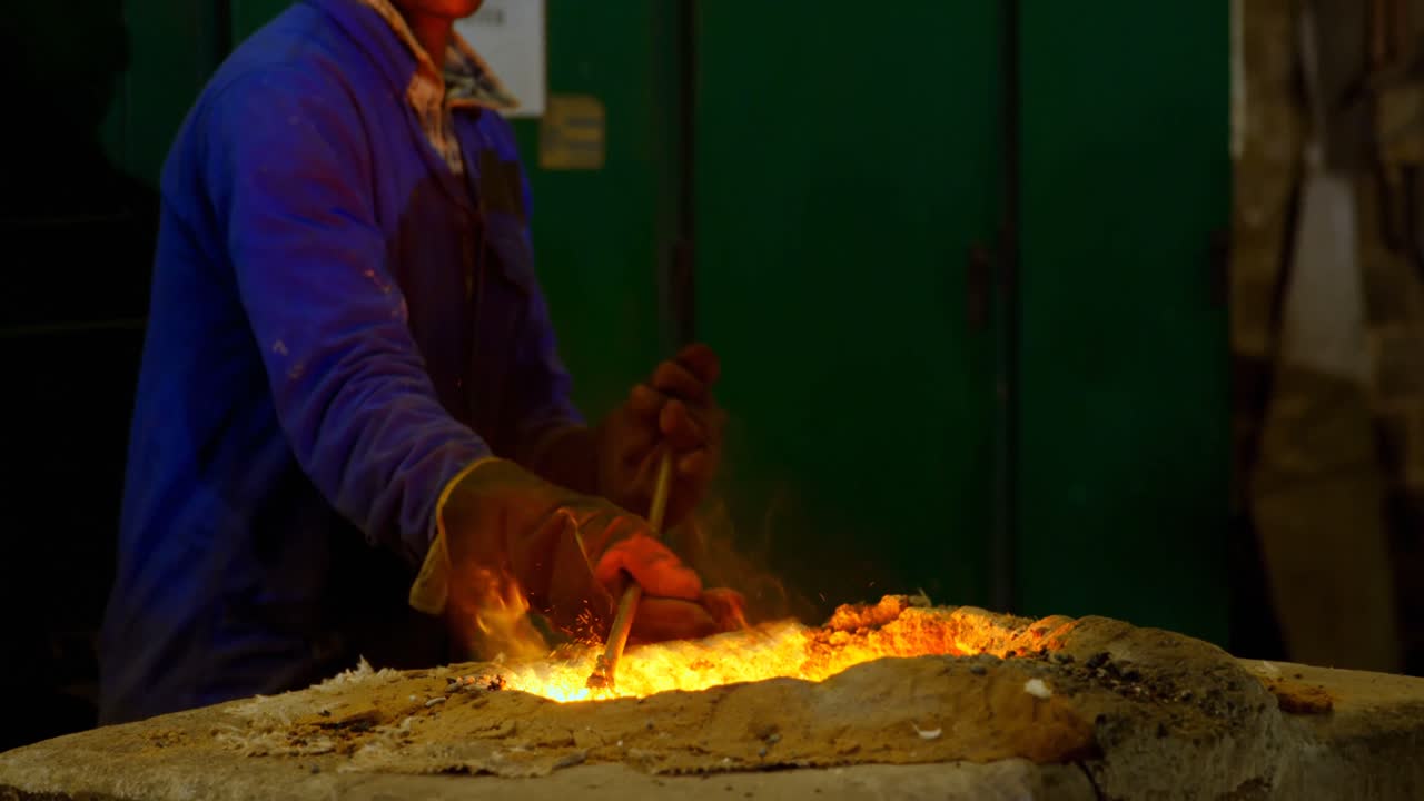 trabajador masculino que trabaja en el taller 4k