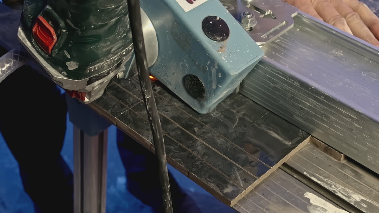 타일 커터로 어두운 타일을 자르는 것