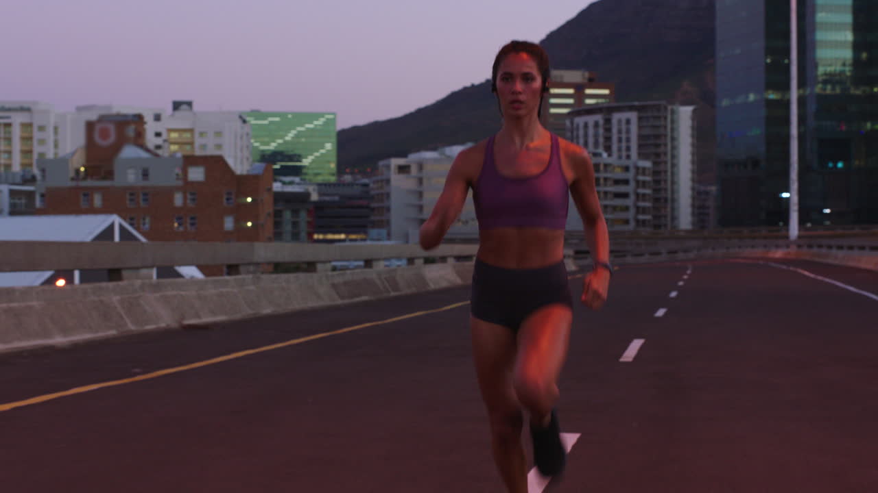 mujer corriendo por la ciudad al atardecer