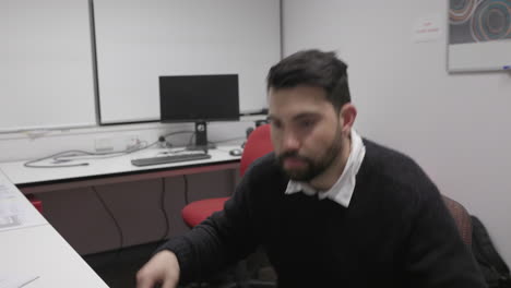 oficinista hombre cansado pone el documento en el escritorio en el gabinete de archivo de cerca