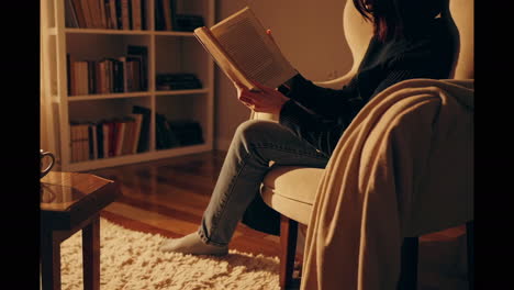 mujer leyendo en una acogedora sala de estar
