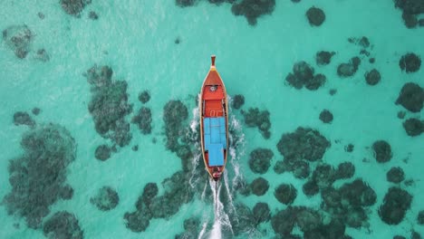 Toma-Aérea-De-Una-Pequeña-Lancha-A-Motor-Cerca-De-Ko-Lipe,-Tailandia-En-Un-Día-Claro-Y-Brillante