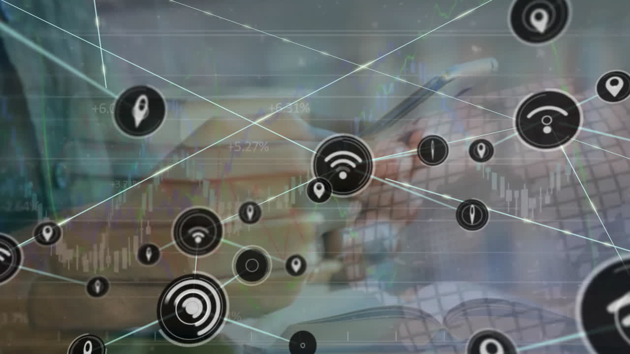 animación de gráficos con números cambiantes e iconos conectados, hombre caucásico usando teléfono inteligente