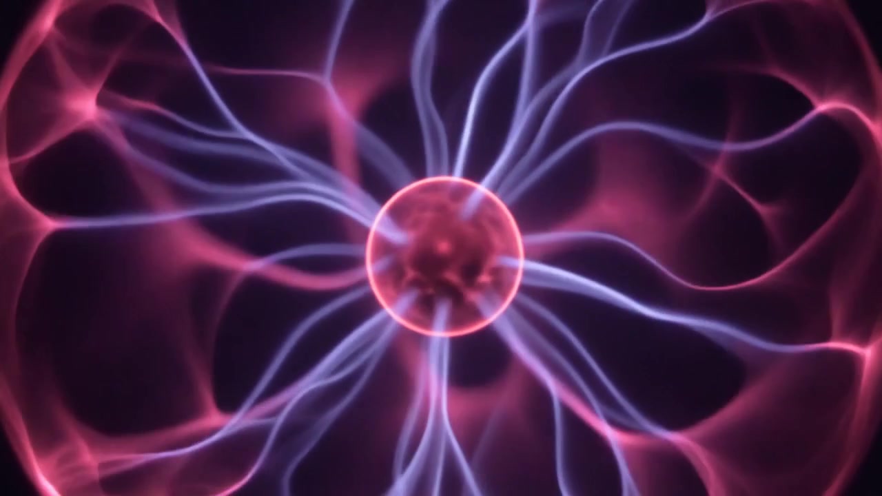 Primo piano di una sfera di plasma incandescente con archi elettrici