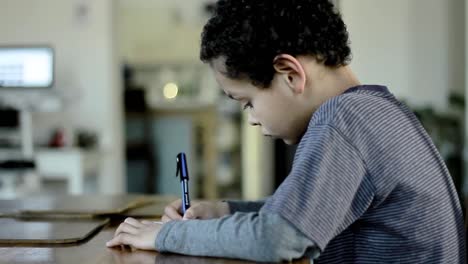 Zurück-Zur-Schule-Junge,-Der-Zusammen-Mit-Menschen-Ein-Buch-Liest-Stock-Footage-Stock-Video