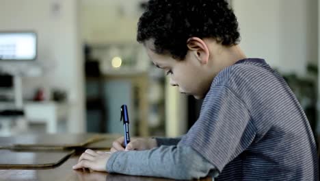 de vuelta a la escuela niño leyendo un libro junto con la gente stock footage stock video