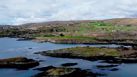 Eine-4-K-Dropping-Pull-Back-Aufnahme-Am-Ballycovane-Pier-Beara-Halbinsel-Cork-Irland-Blick-Nach-Norden