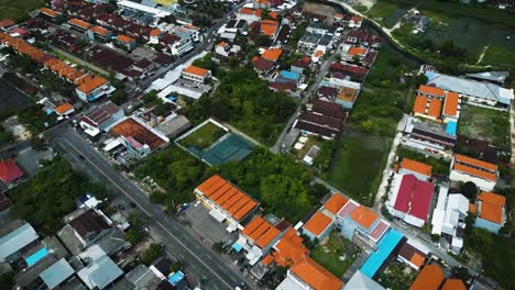 Maravilloso-Dron-De-La-Ciudad-De-Denpasar-Con-Casas-Y-Imágenes-De-Campos-De-Arroz-En-Bali