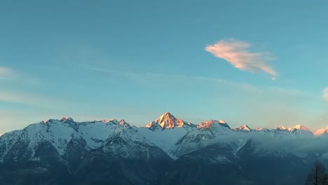 impresionante zoom de lapso de tiempo de la puesta de sol en los alpes suizos con nubes brillantes