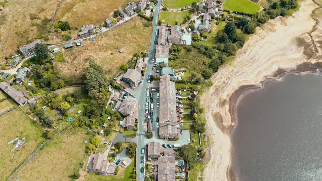 제분소가 있는 전형적인 시골 영국 요크셔 마을의 공중 드론 영상