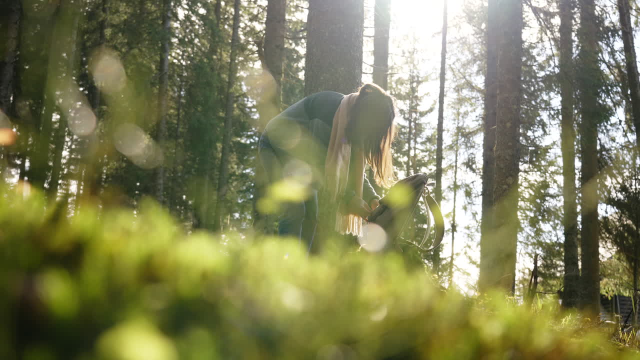 숲에서 하이킹하는 여자