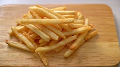 Pommes-Frites-Oder-Kartoffelchips-Mit-Sauerrahm-Und-Ketchup