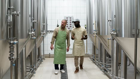 deux hommes dans une usine