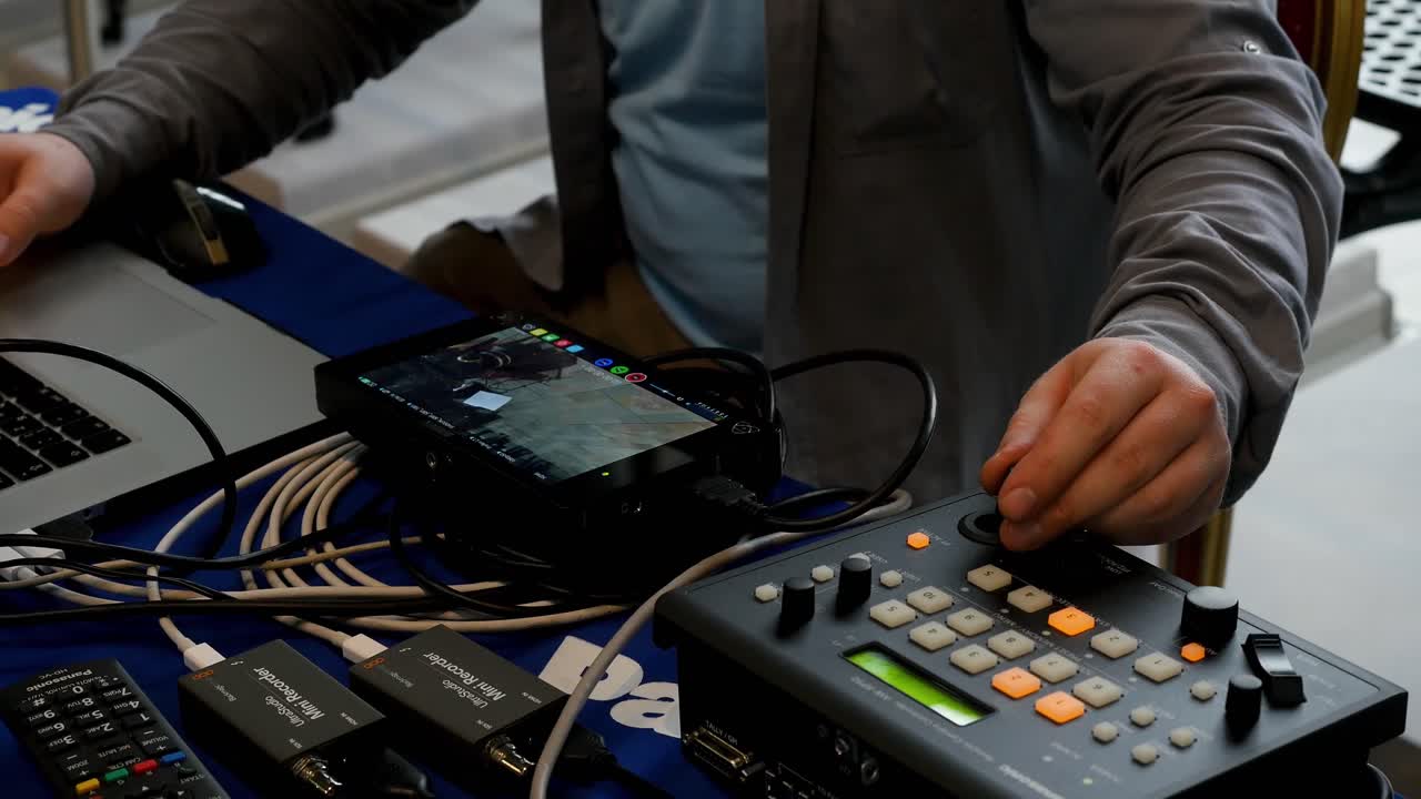 estación de trabajo de producción de video con mezclador y monitor